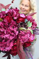 bardzo bogaty kosz z różowymi peoniami Lambada, wys.48cm