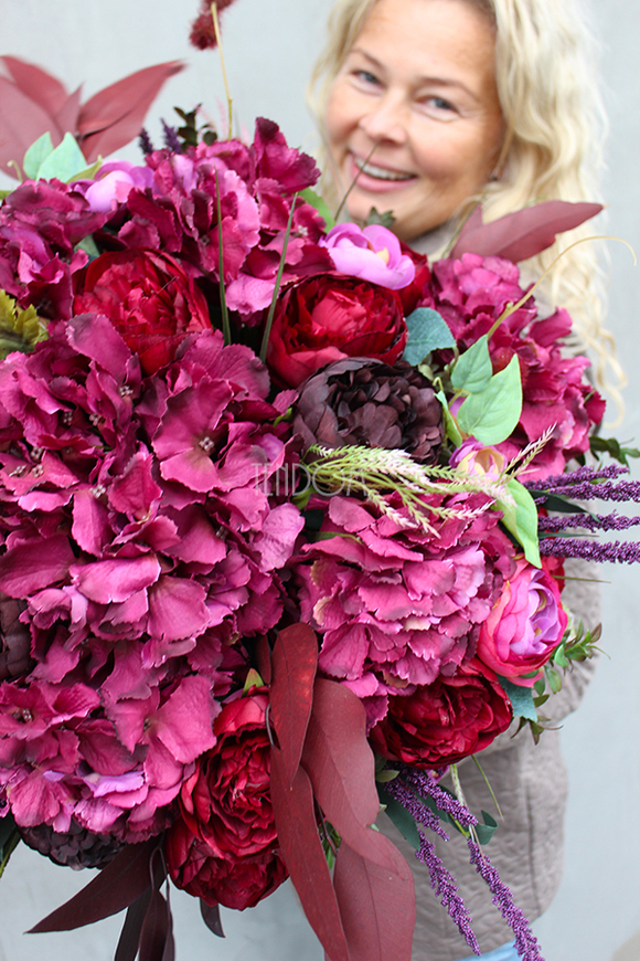 bardzo bogaty kosz z różowymi peoniami Lambada, wys.48cm