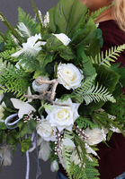 Telegia, kompozycja z piórkami i białymi kwiatami, wys.46cm