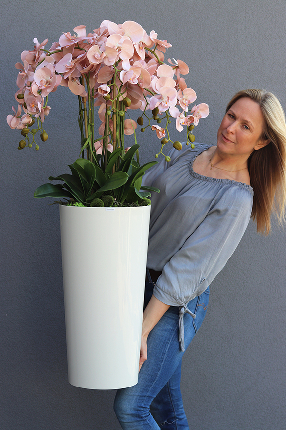 Mediolan Cappucino, sztuczny storczyk w wysokiej białej donicy, wys.115cm