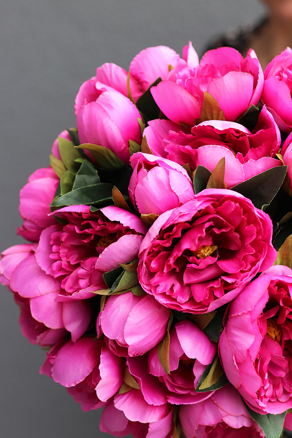 flowerbox / kompozycja peonii w białym pudełku, Temira, wys.37cm