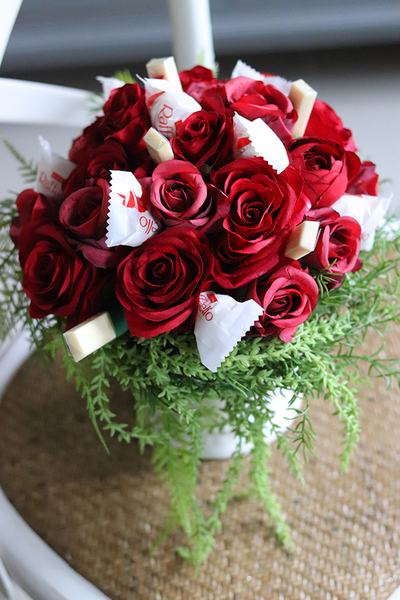 Chocolates Róże & Rafaello, kompozycja kwiatowa z pralinami, wys.31cm