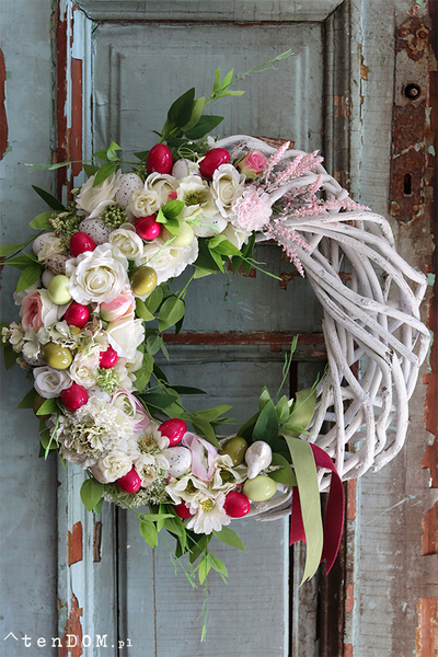 Amarantowa Wielkanoc, asymetryczny wianek z jajkami, śr.46cm