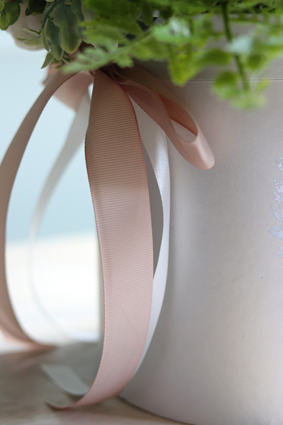 Refita, biały flowerbox z kolorowymi kwiatami, wys.40cm