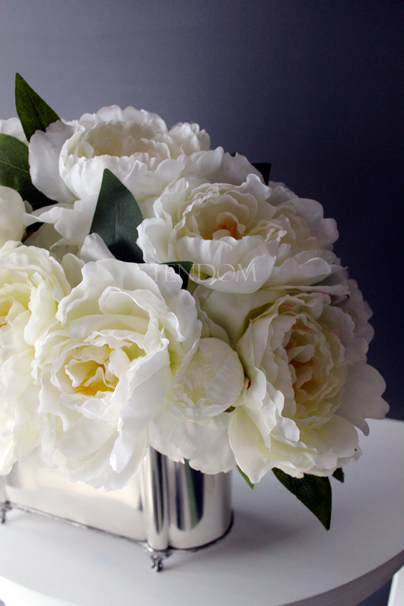 Peonies kompozycja kwiatowa w cynowanym ekskluzywnym naczyniu z herbem, wys. 43cm, dł. 60cm