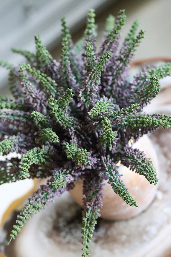 Wrzosy Gold, kompozycja w postarzanej złotej donicy, wym.28x30cm