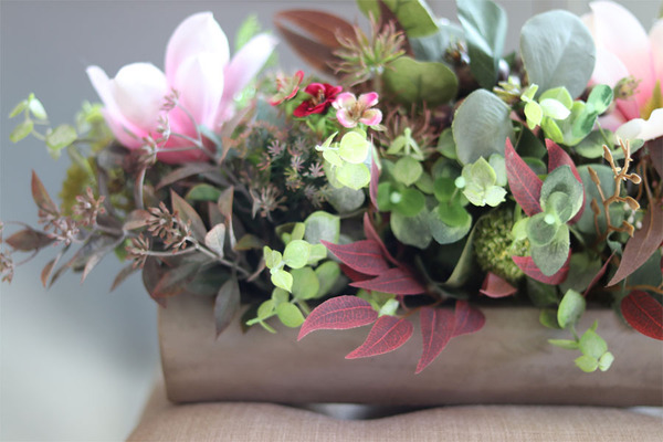 Adelita Mantella, efektowna kompozycja kwiatowa na parapet, wym.22x55x24cm