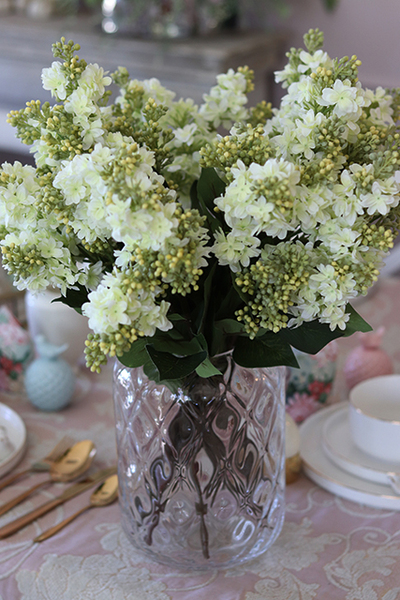 Wiosna w Mieście, wiosenny bukiet bzów w kryształowym wazonie, wym.50x40cm