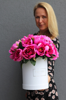 flowerbox / kompozycja peonii w białym pudełku, Temira, wys.37cm