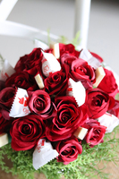 Chocolates Róże & Rafaello, kompozycja kwiatowa z pralinami, wys.31cm