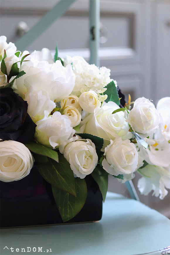 Black & White, dwukolorowa kompozycja kwiatowa, rozp.55cm