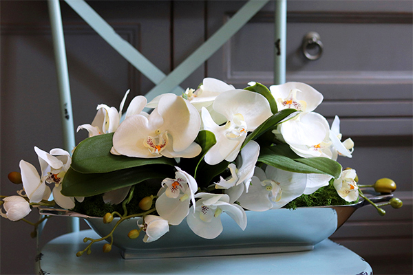 Dekoria Mantina, storczyk kompozycja kwiatowa w podłużnym naczyniu, dł.60cm 