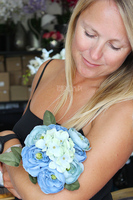 bukiet Neollo ułożony z niebieskich sztucznych kwiatów, wys.27cm