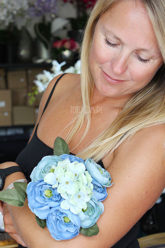 bukiet Neollo ułożony z niebieskich sztucznych kwiatów, wys.27cm