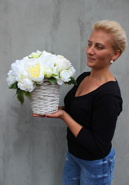 bogaty kosz z peoniami w kolorze ecru, Blask, wys.33cm