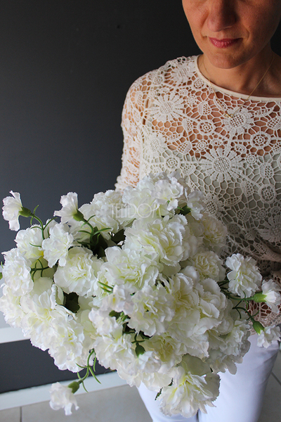 bukiet biało-kremowych goździków wys.44cm