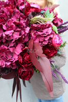 bardzo bogaty kosz z różowymi peoniami Lambada, wys.48cm