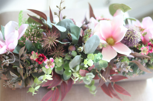 Adelita Mantella, efektowna kompozycja kwiatowa na parapet, wym.22x55x24cm