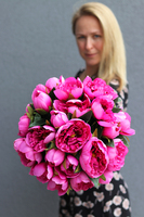 flowerbox / kompozycja peonii w białym pudełku, Temira, wys.37cm