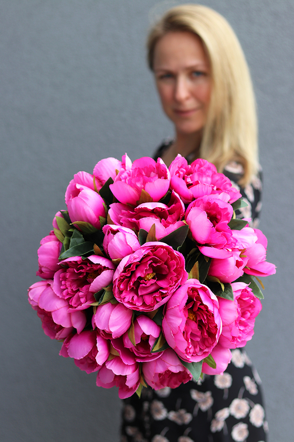 flowerbox / kompozycja peonii w białym pudełku, Temira, wys.37cm