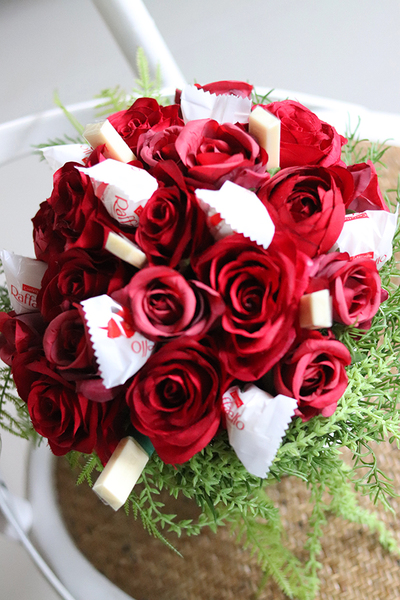 Chocolates Róże & Rafaello, kompozycja kwiatowa z pralinami, wys.31cm