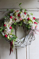 Amarantowa Wielkanoc, asymetryczny wianek z jajkami, śr.46cm