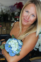 bukiet Neollo ułożony z niebieskich sztucznych kwiatów, wys.27cm