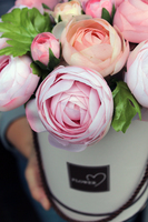 kompozycja kwiatowa / bukiet flowerbox Różowe Pełniki, wys.27cm