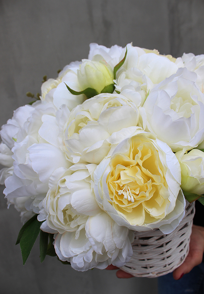 bogaty kosz z peoniami w kolorze ecru, Blask, wys.33cm