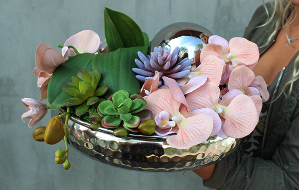 atrakcyjna kompozycja kwiatowa z kulą Karanna Jasny Róż, wym.20x33cm 