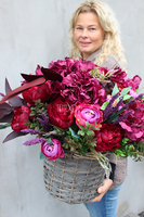 bardzo bogaty kosz z różowymi peoniami Lambada, wys.48cm