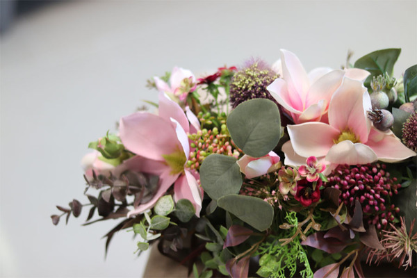 Adelita Mantella, efektowna kompozycja kwiatowa na parapet, wym.22x55x24cm