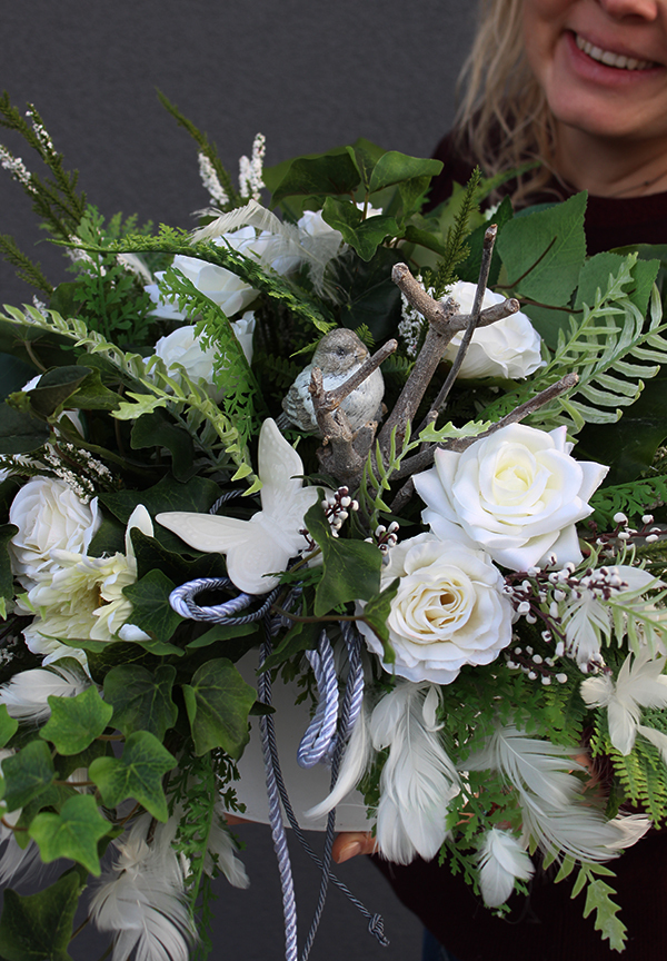 Telegia, kompozycja z piórkami i białymi kwiatami, wys.46cm