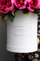 flowerbox / kompozycja peonii w białym pudełku, Temira, wys.37cm