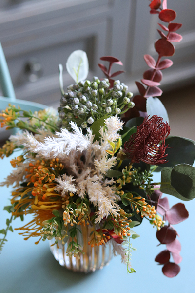 Jasmina Casa, bukiet kwiatowy w szklanym wazonie, wys.27cm