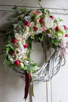 Amarantowa Wielkanoc, asymetryczny wianek z jajkami, śr.46cm