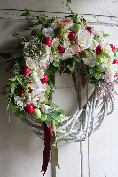 Amarantowa Wielkanoc, asymetryczny wianek z jajkami, śr.46cm