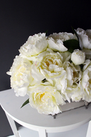 Peonies kompozycja kwiatowa w cynowanym ekskluzywnym naczyniu z herbem, wys. 43cm, dł. 60cm