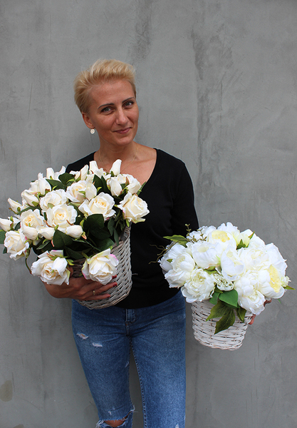 bogaty kosz z peoniami w kolorze ecru, Blask, wys.33cm