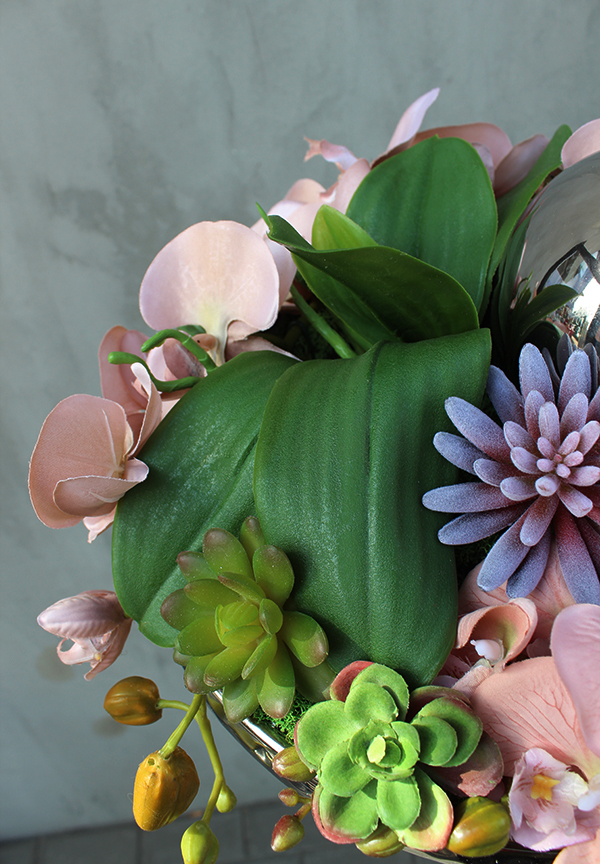 atrakcyjna kompozycja kwiatowa z kulą Karanna Jasny Róż, wym.20x33cm 