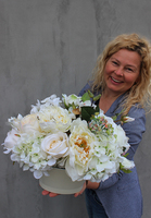 Stena kompozycja kwiatowa w białym naczyniu, wys.30cm