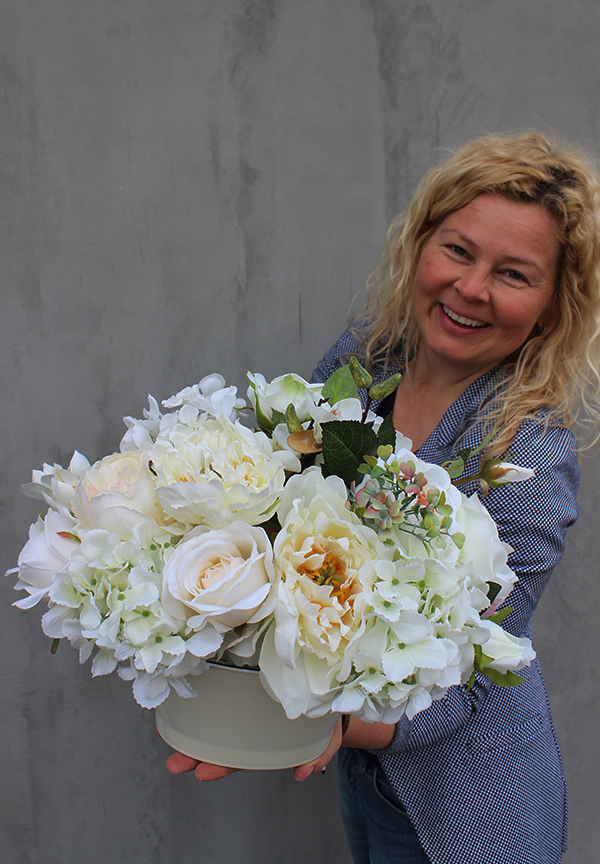 Stena kompozycja kwiatowa w białym naczyniu, wys.30cm