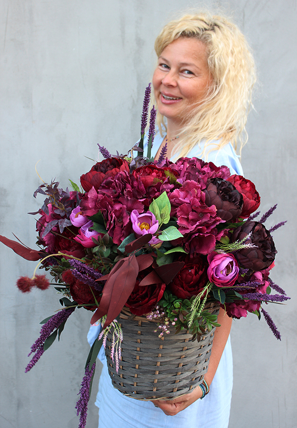 bardzo bogaty kosz z różowymi peoniami Lambada, wys.48cm