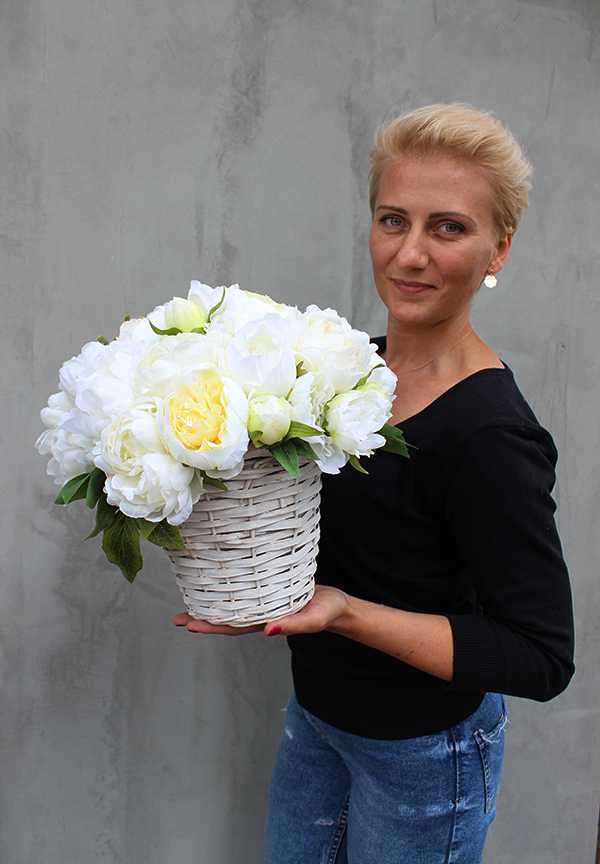 bogaty kosz z peoniami w kolorze ecru, Blask, wys.33cm