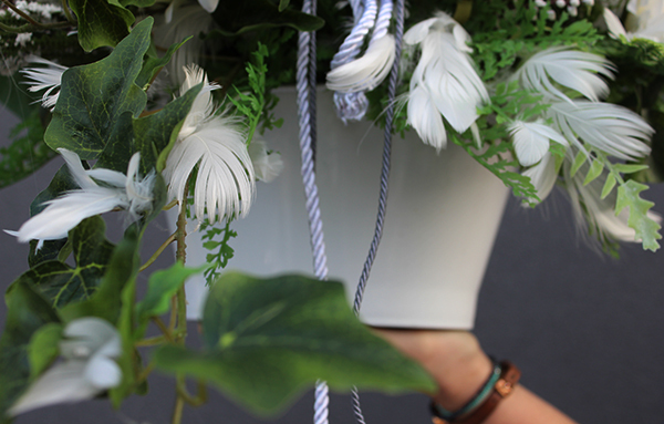 Telegia, kompozycja z piórkami i białymi kwiatami, wys.46cm