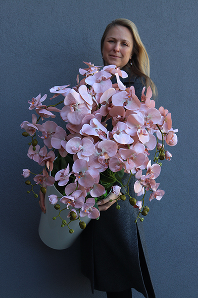 Mediolan Cappucino, sztuczny storczyk w wysokiej białej donicy, wys.115cm