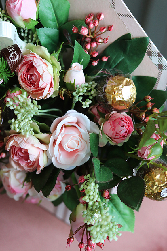Chocolates, koperta flowerbox z pralinami, Roses in Love, wym.30x40cm
