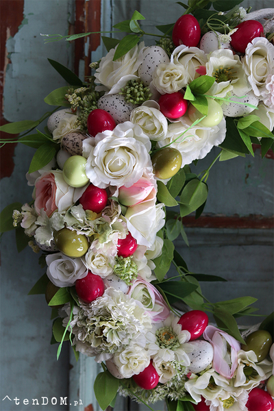 Amarantowa Wielkanoc, asymetryczny wianek z jajkami, śr.46cm