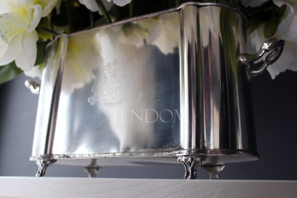 Peonies kompozycja kwiatowa w cynowanym ekskluzywnym naczyniu z herbem, wys. 43cm, dł. 60cm