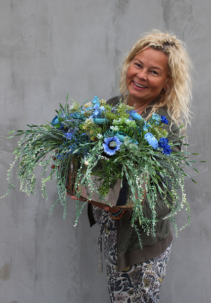 Manfredo Blue, kompozycja kwiatowa w srebrnym naczyniu, wys. 30cm